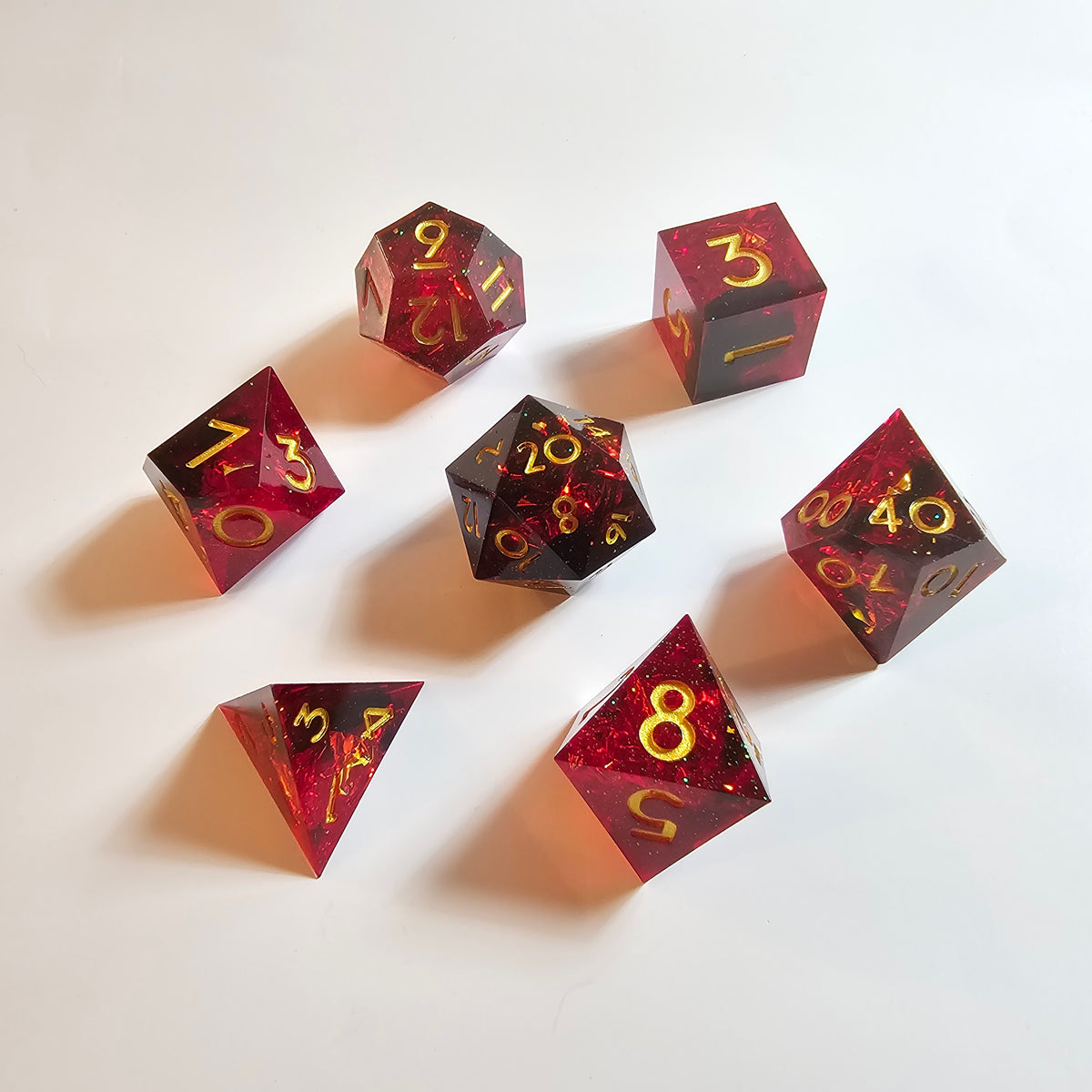 Set di dadi in resina a spigoli vivi rosso fuoco
