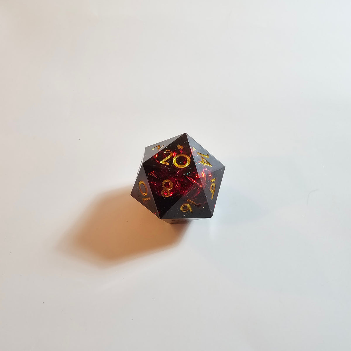 Set di dadi in resina a spigoli vivi rosso fuoco