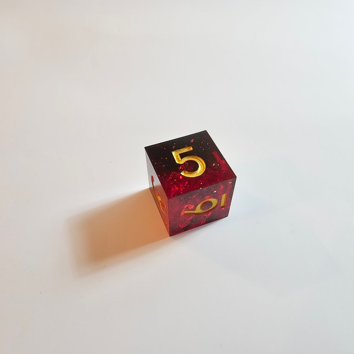 Set di dadi in resina a spigoli vivi rosso fuoco