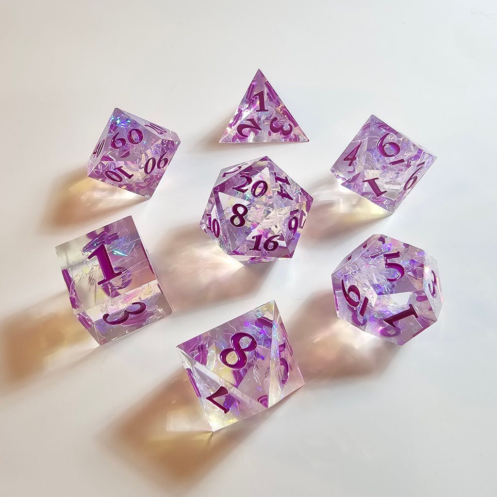 Ensemble de dés en résine à bords tranchants Mystic Veil violet