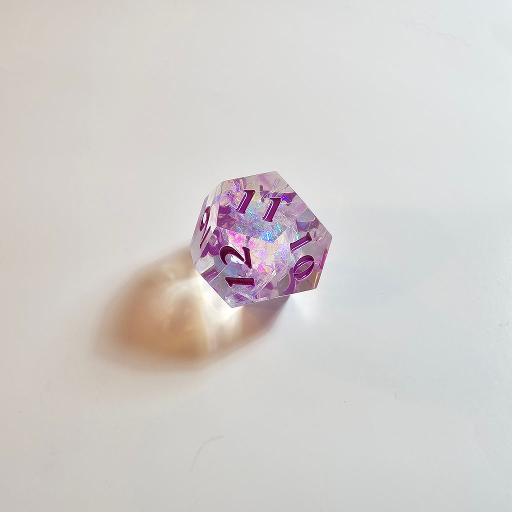 Ensemble de dés en résine à bords tranchants Mystic Veil violet