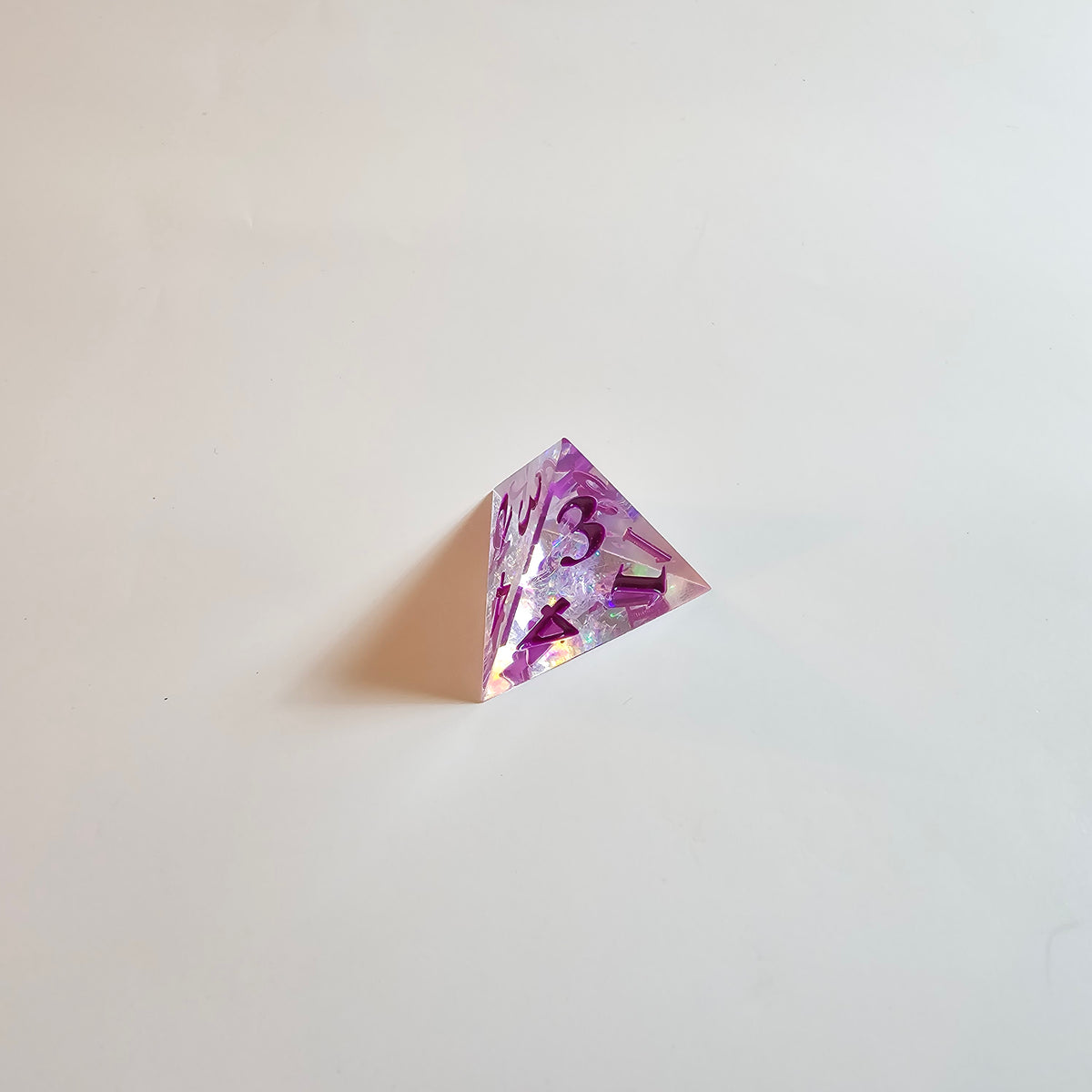 Ensemble de dés en résine à bords tranchants Mystic Veil violet