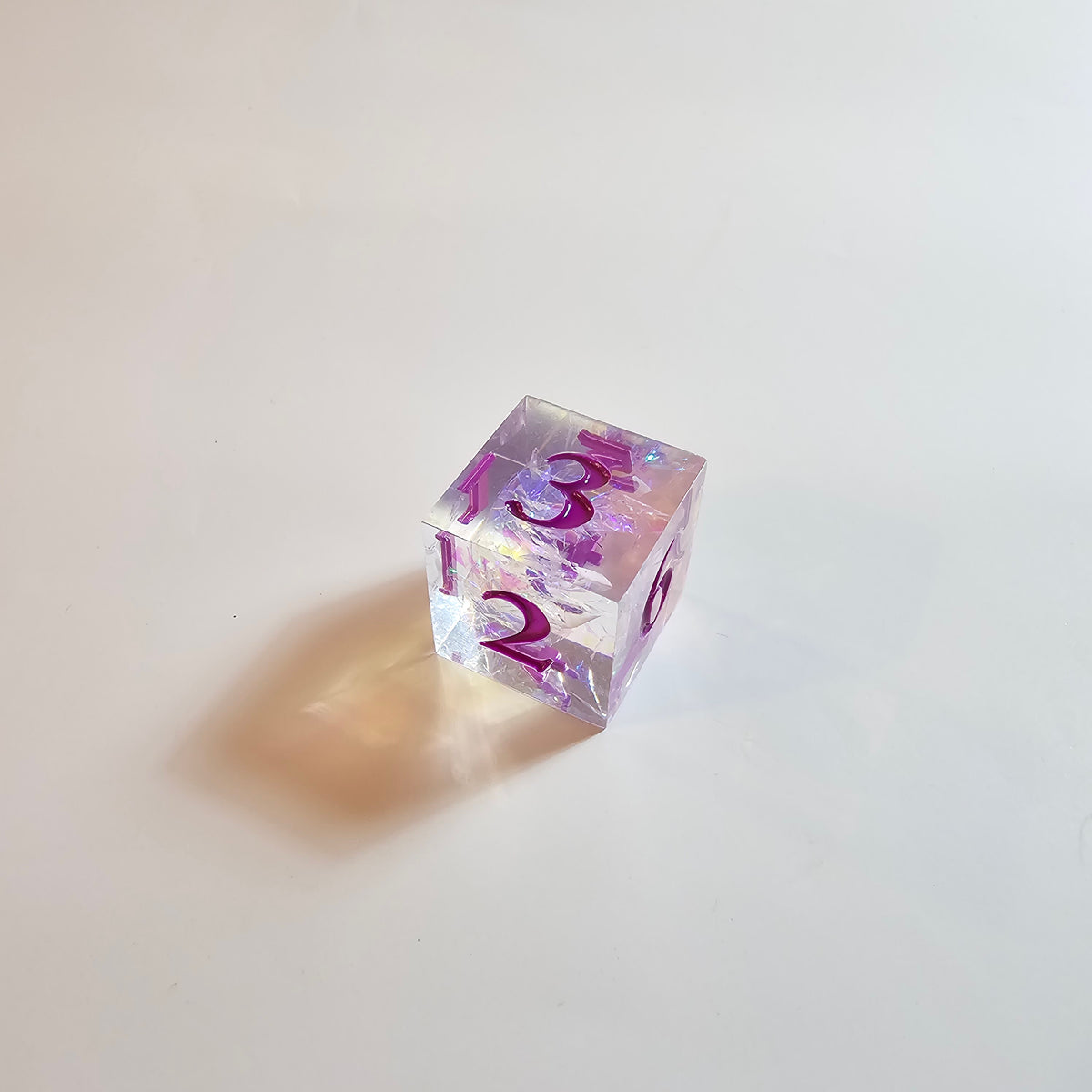 Ensemble de dés en résine à bords tranchants Mystic Veil violet