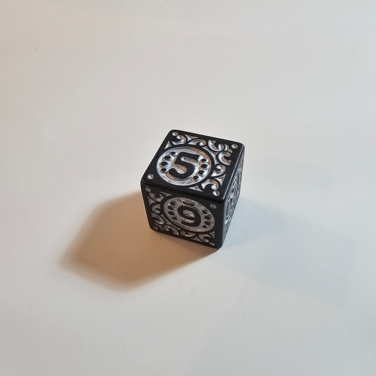 Set di dadi acrilici celtici bianchi