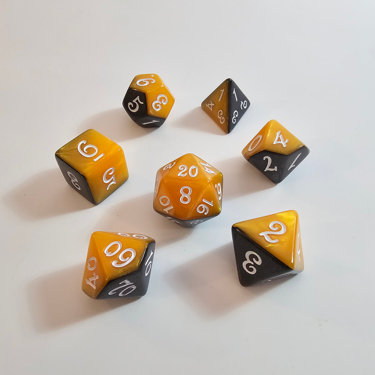 Set di dadi in acrilico a strati nero e arancione