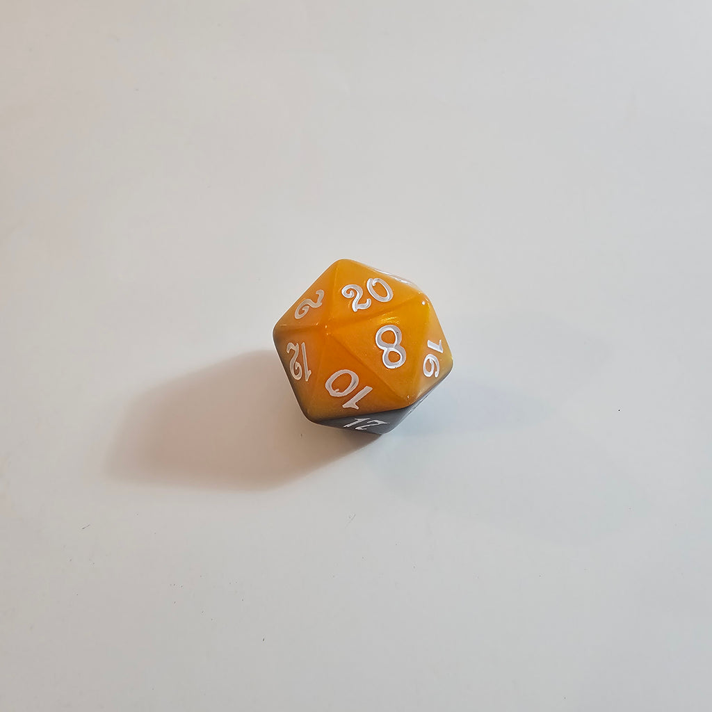 Jeu de dés en acrylique noir et orange à couches