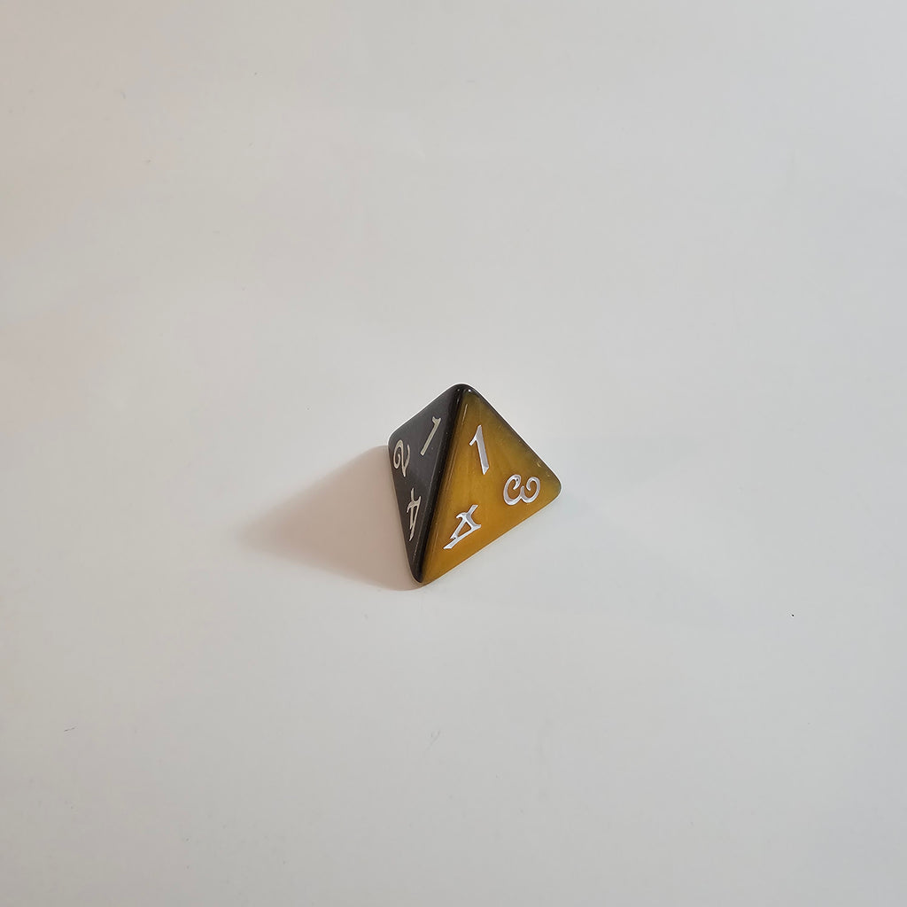 Jeu de dés en acrylique noir et orange à couches