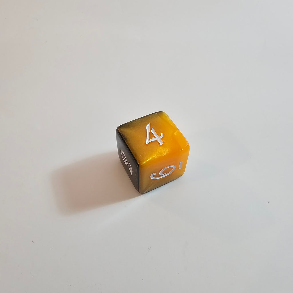 Jeu de dés en acrylique noir et orange à couches