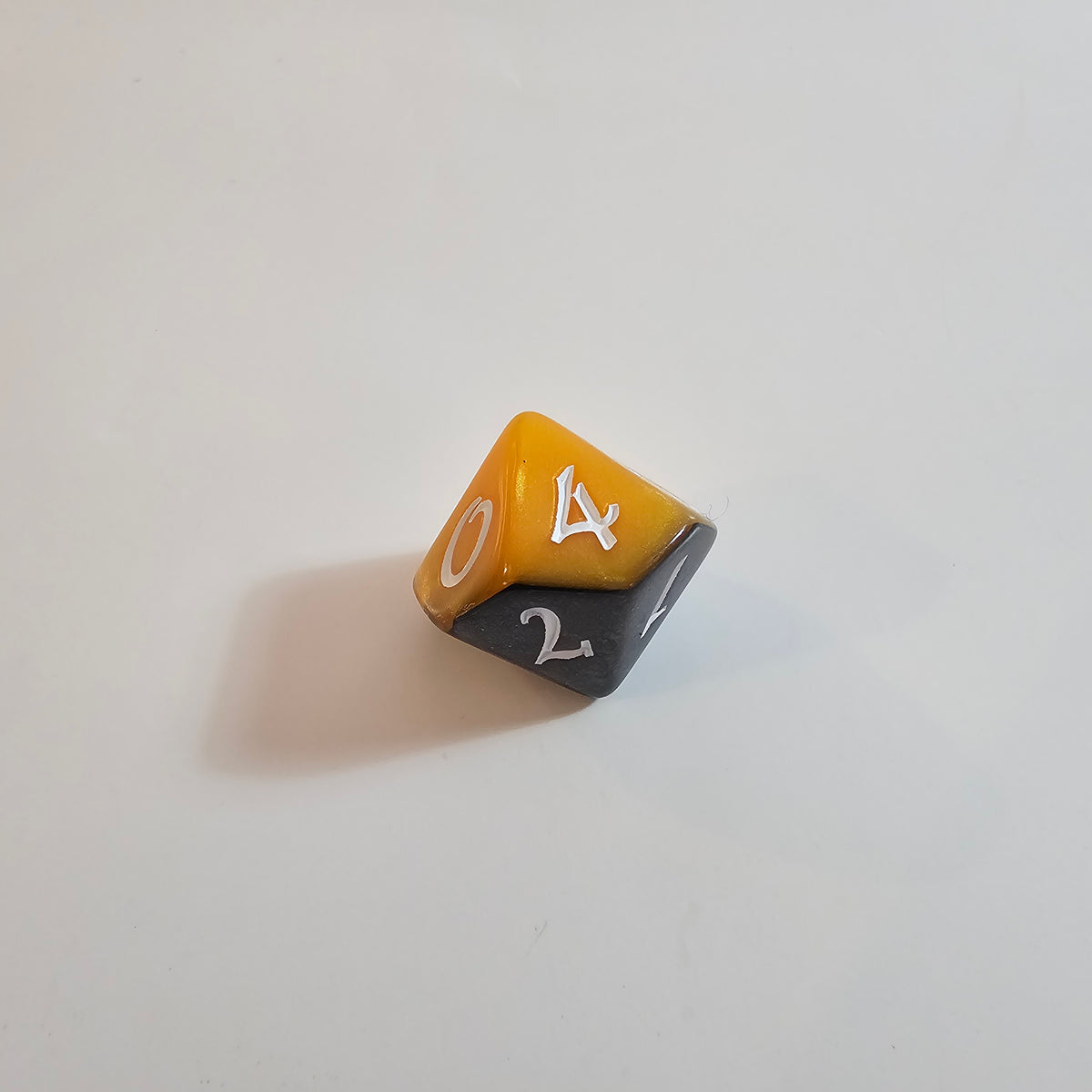 Jeu de dés en acrylique noir et orange à couches