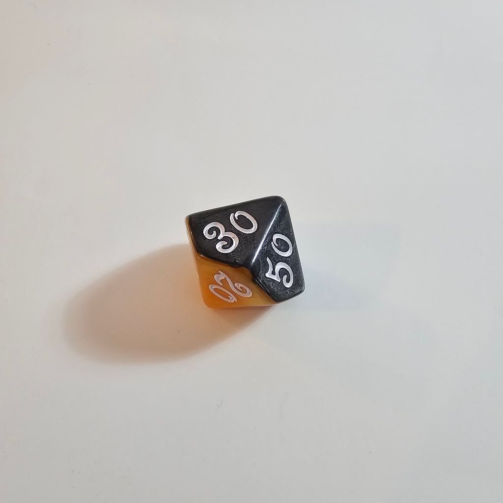 Jeu de dés en acrylique noir et orange à couches