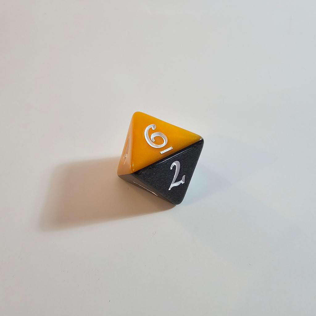 Jeu de dés en acrylique noir et orange à couches