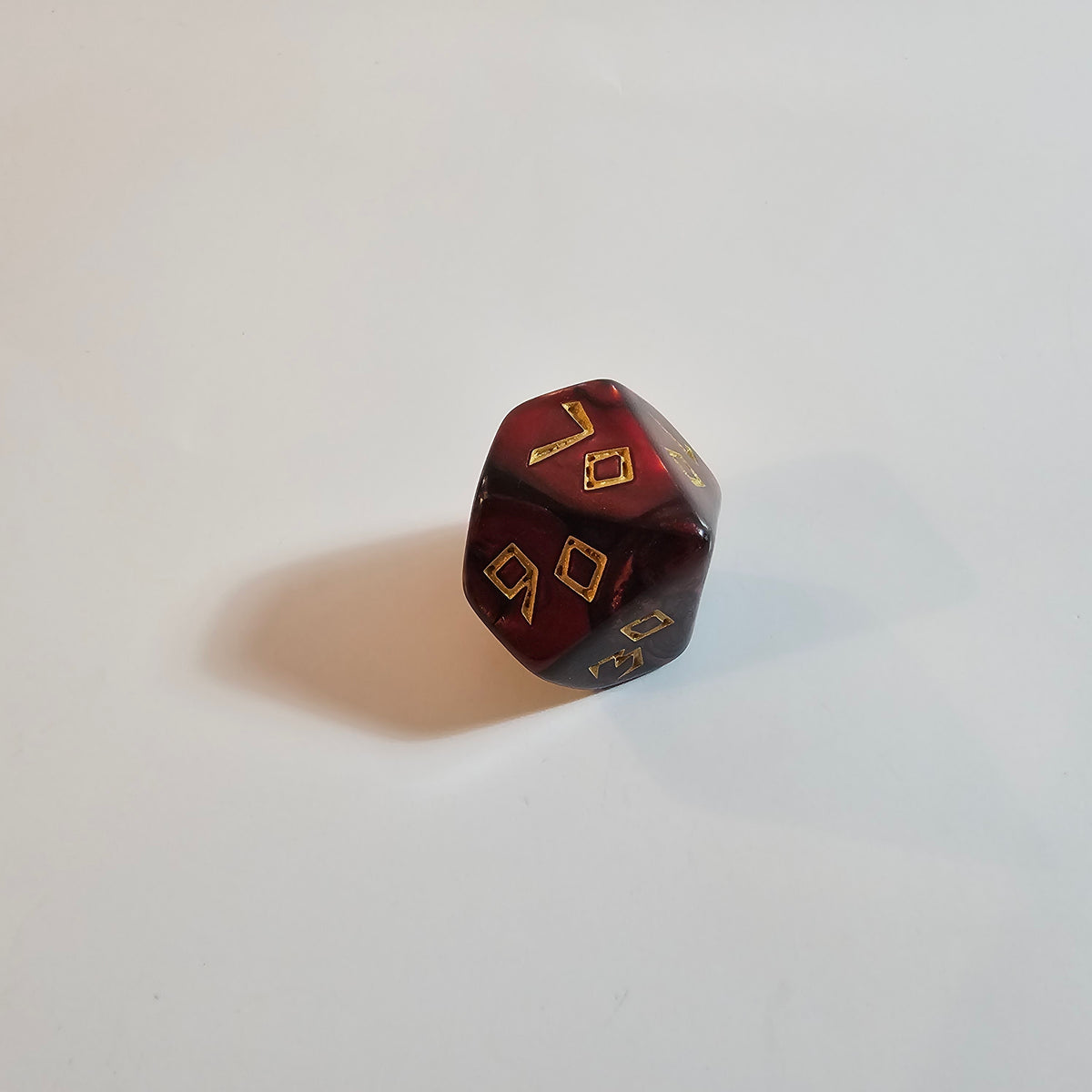Set de dés en acrylique sculpté rouge