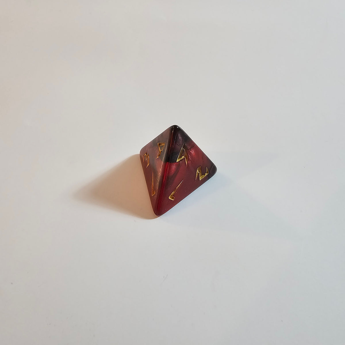 Set de dés en acrylique sculpté rouge