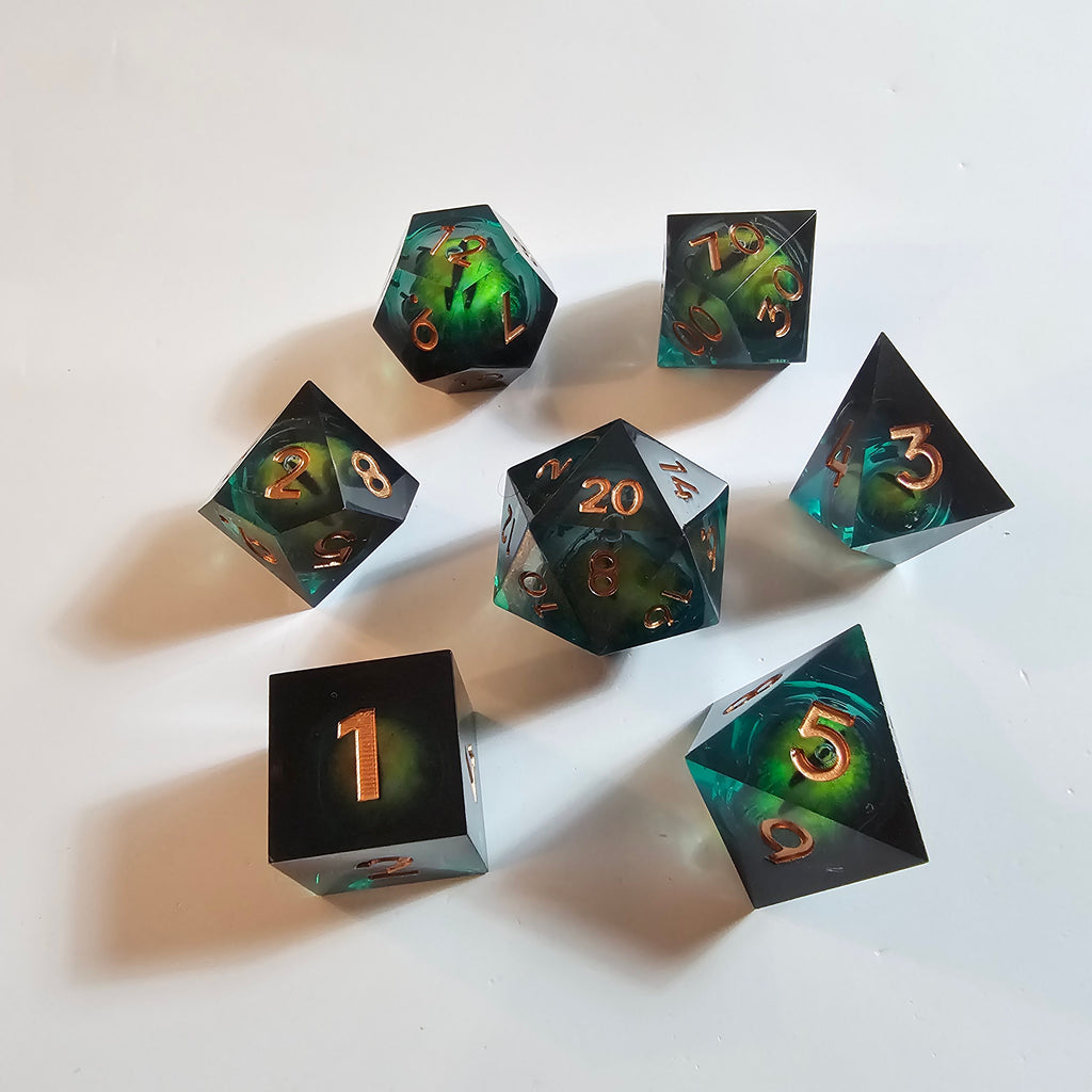 Set di dadi in resina con nucleo liquido "Occhio di Drago Verde"
