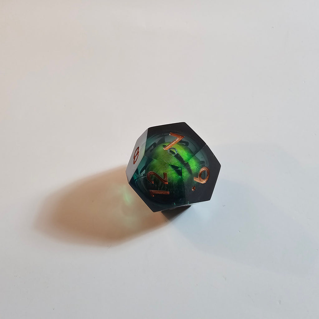 Set di dadi in resina con nucleo liquido "Occhio di Drago Verde"