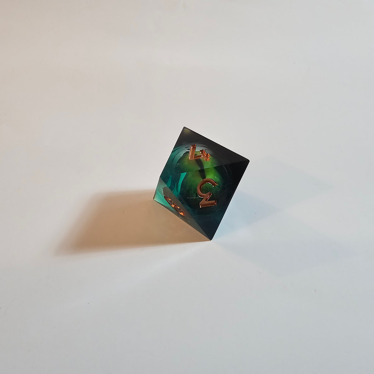 Set di dadi in resina con nucleo liquido "Occhio di Drago Verde"