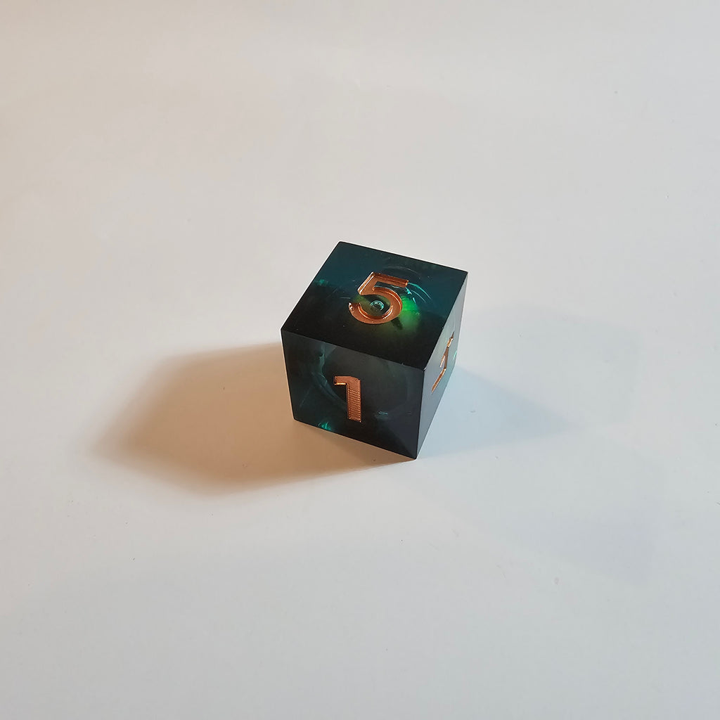 Set di dadi in resina con nucleo liquido "Occhio di Drago Verde"