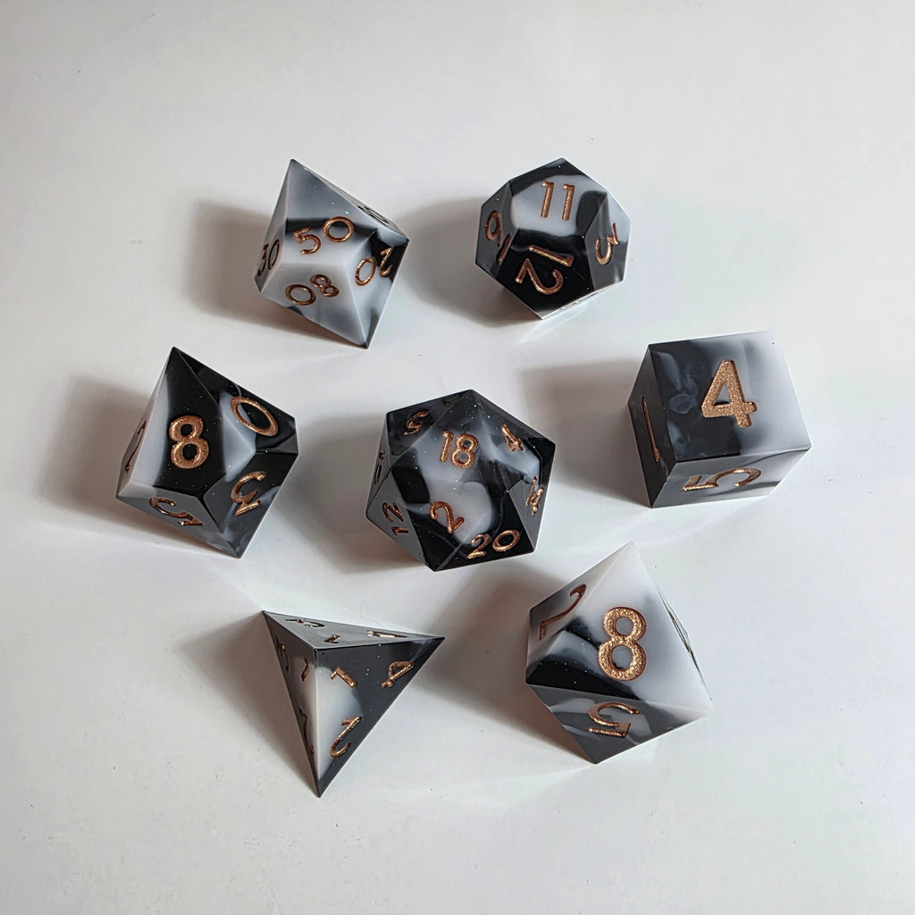 Set de dés en résine Creeping Shadow à bords tranchants