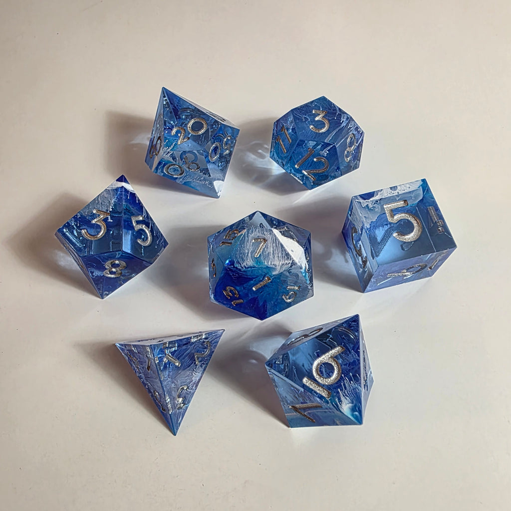Handgefertigtes Harzwürfel-Set „Deep Blue Waves“