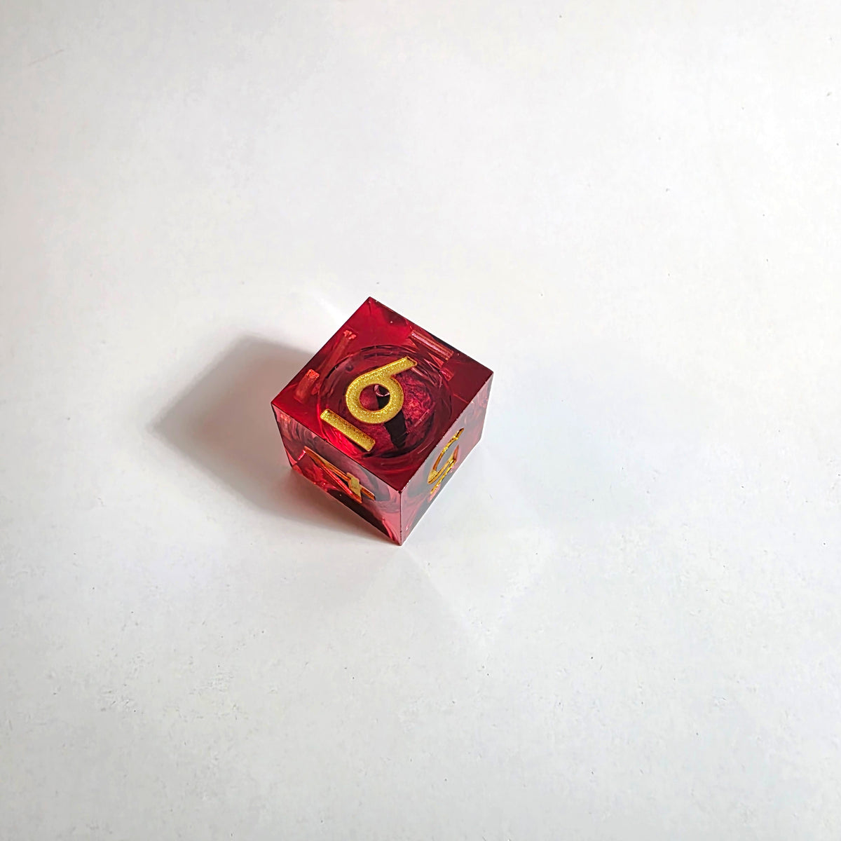 Juego de dados de resina con núcleo líquido Ojo de Dragón Rojo