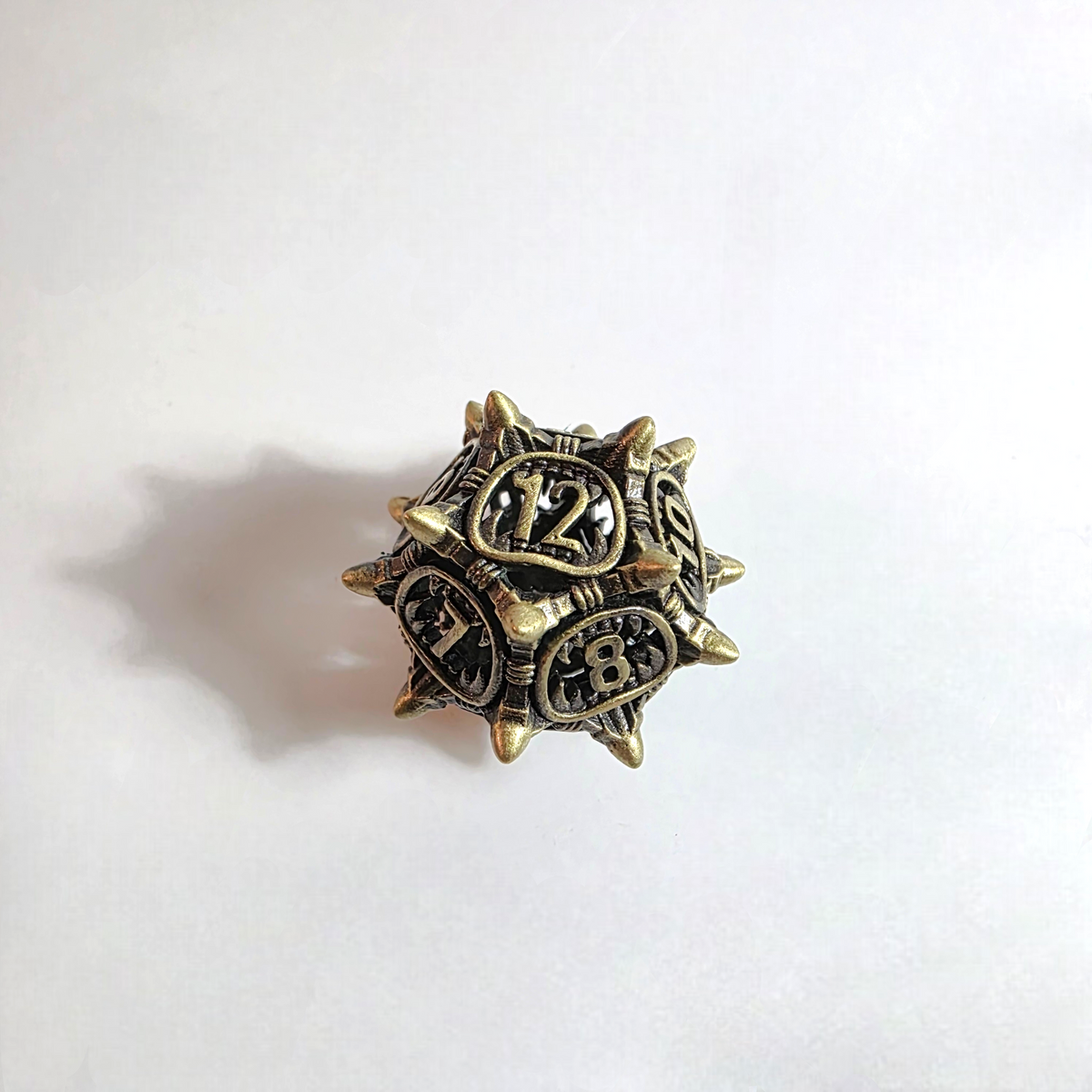 Snarling Mimic Hohlmetall-Würfelset in Antikgold