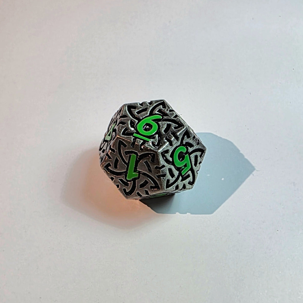 Keltisches Knoten-Würfelset aus grünem Hohlmetall