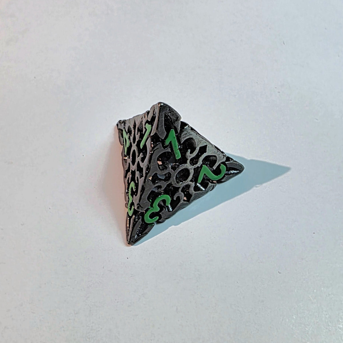 Keltisches Knoten-Würfelset aus grünem Hohlmetall
