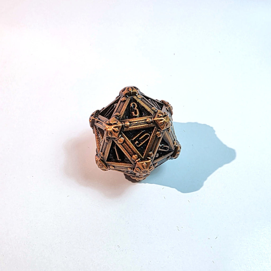 Jeu de dés en métal massif doré vieilli Deathmask