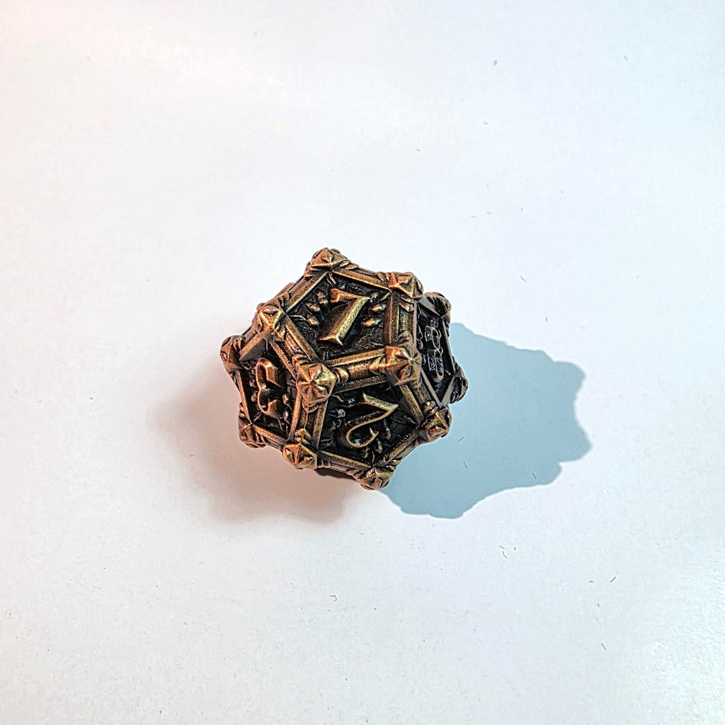 Jeu de dés en métal massif doré vieilli Deathmask
