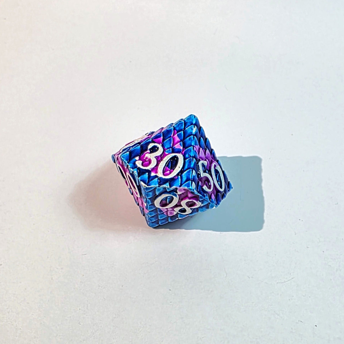 طقم نرد معدني صلب بنقشة حراشف باللونين الأزرق والأرجواني