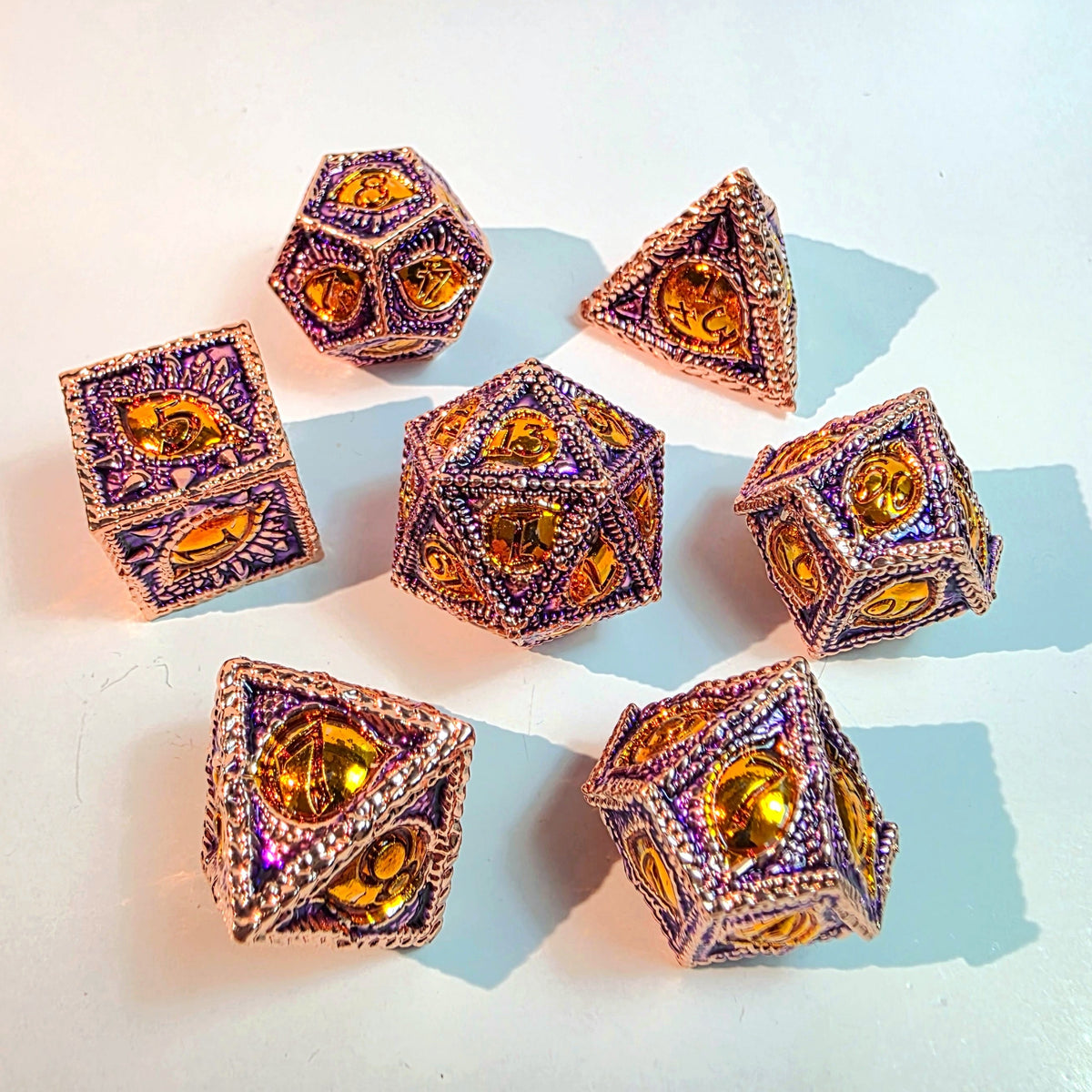 Jeu de dés en métal massif ambre et violet