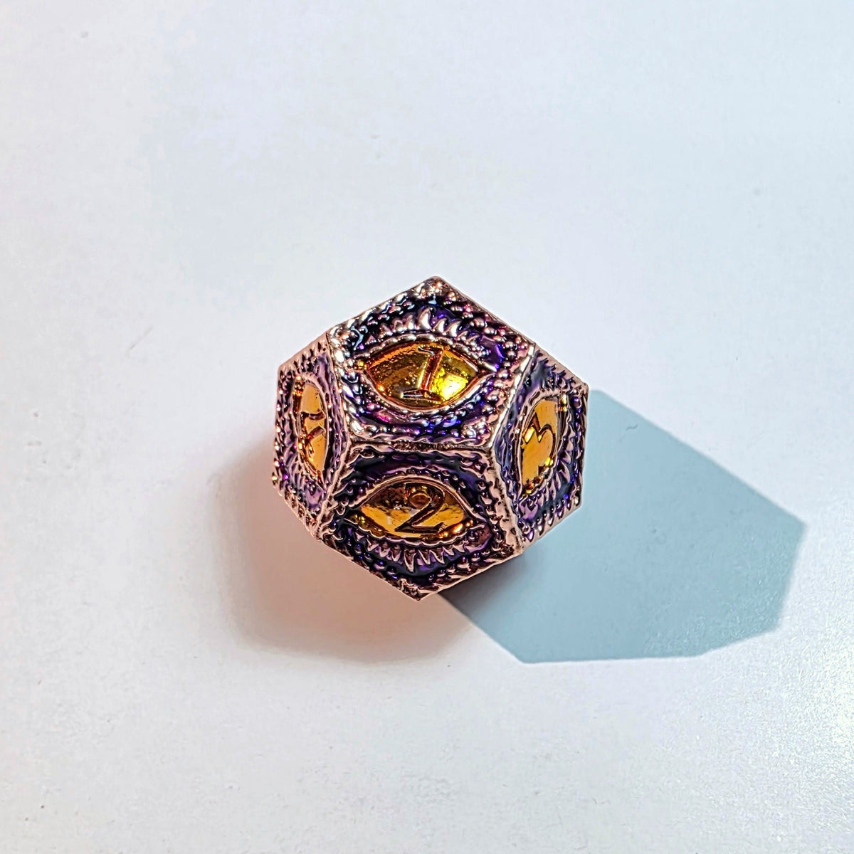 Jeu de dés en métal massif ambre et violet