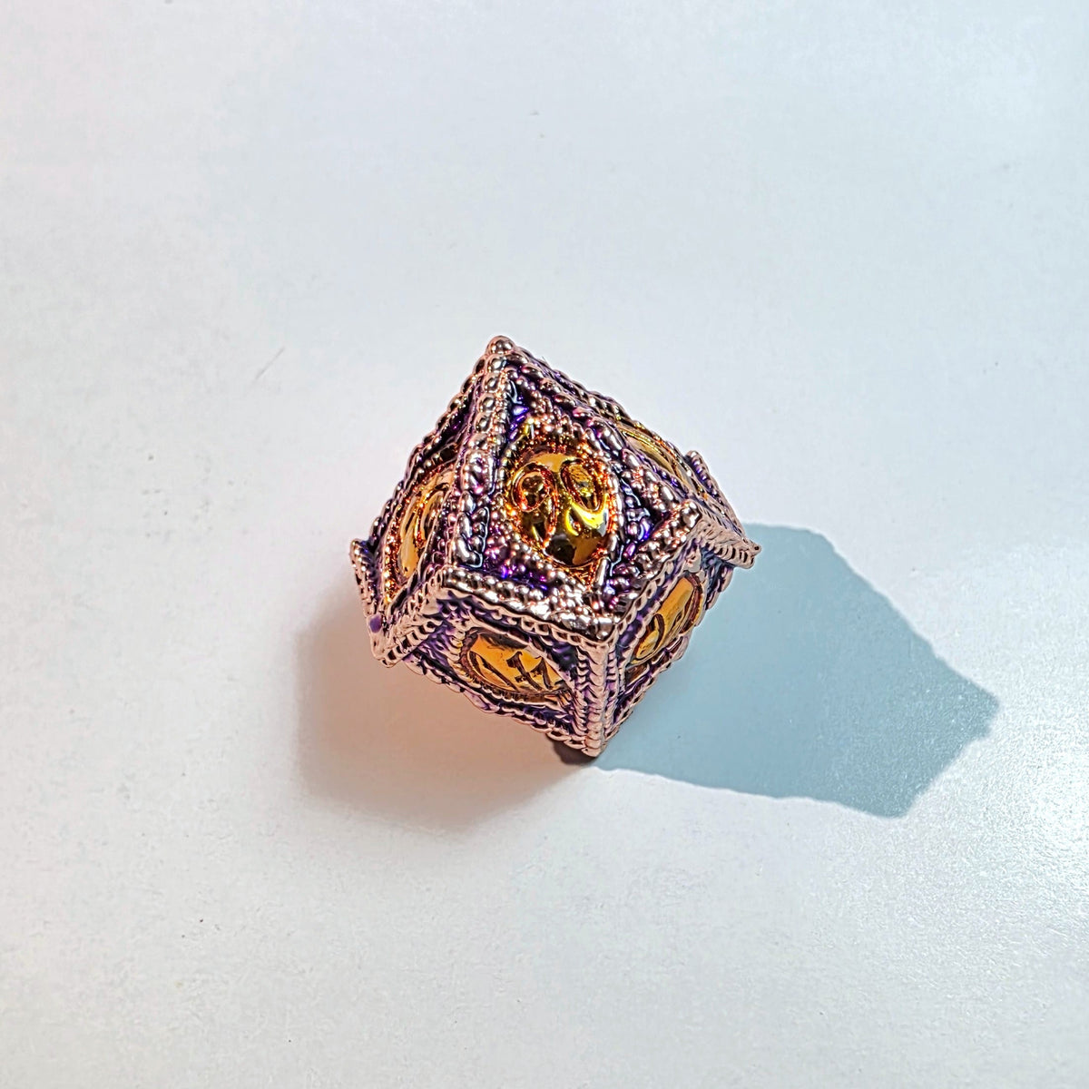 Jeu de dés en métal massif ambre et violet