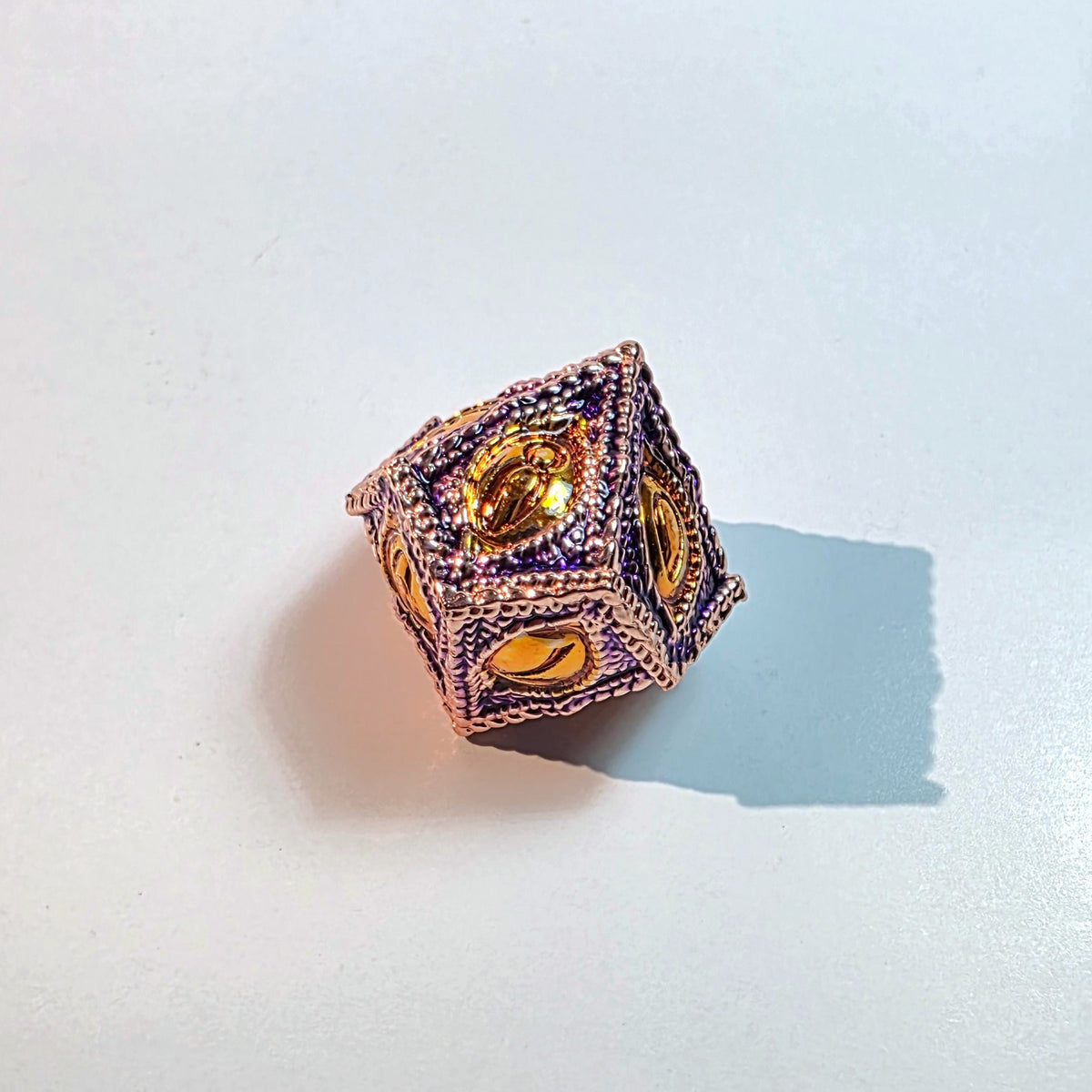 Jeu de dés en métal massif ambre et violet