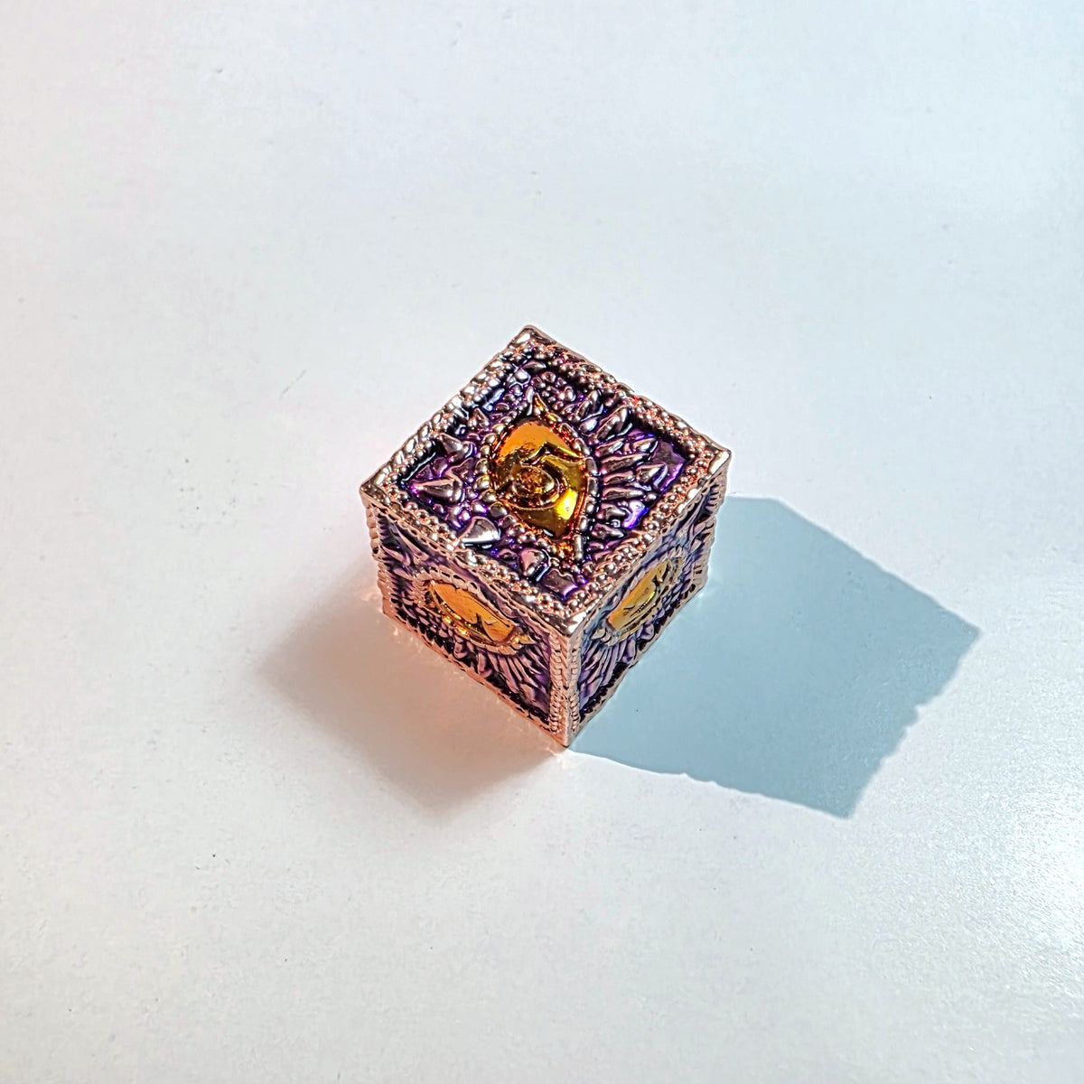 Jeu de dés en métal massif ambre et violet