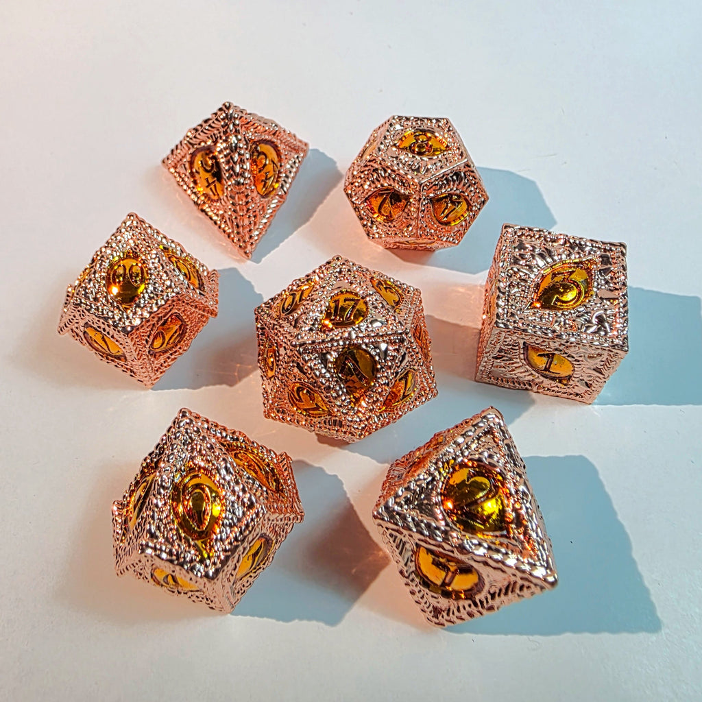 Set di dadi in metallo pieno color oro rosa con occhio d'ambra