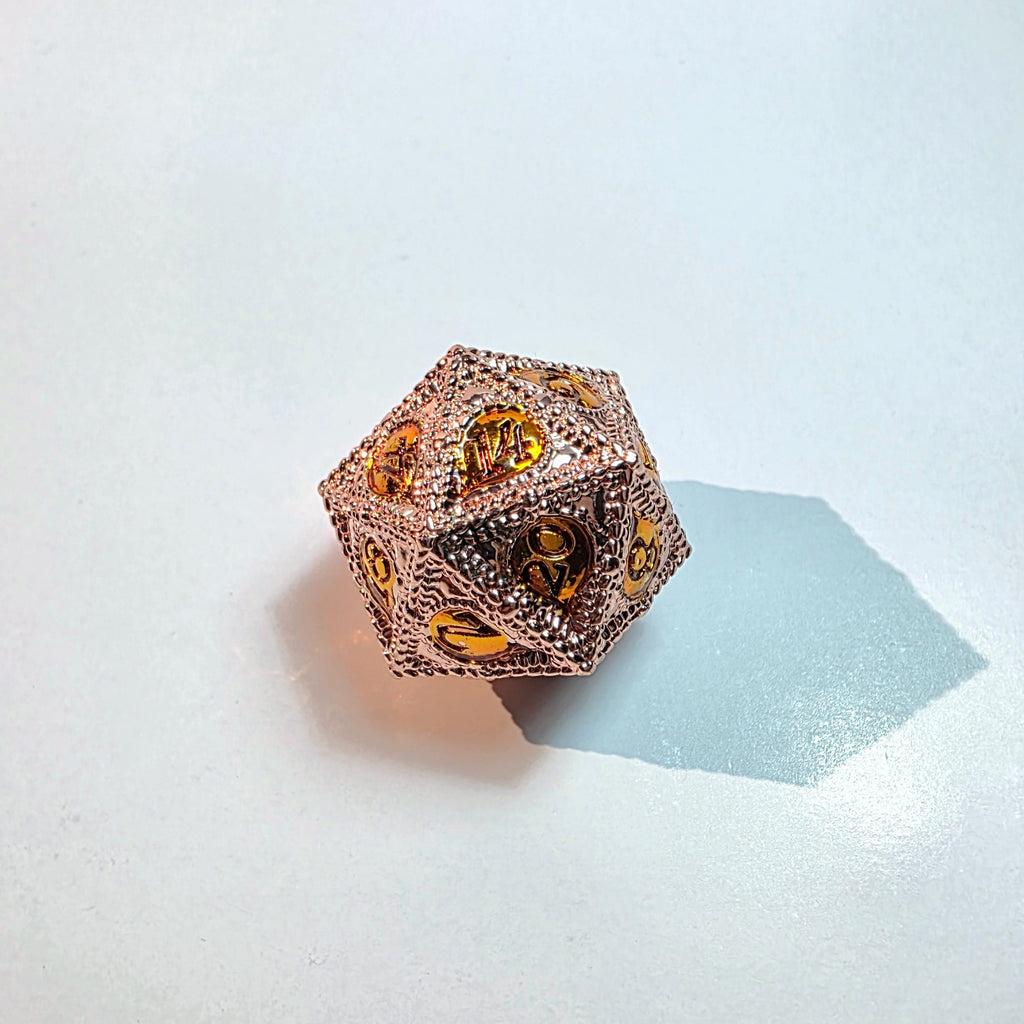 Set di dadi in metallo pieno color oro rosa con occhio d'ambra