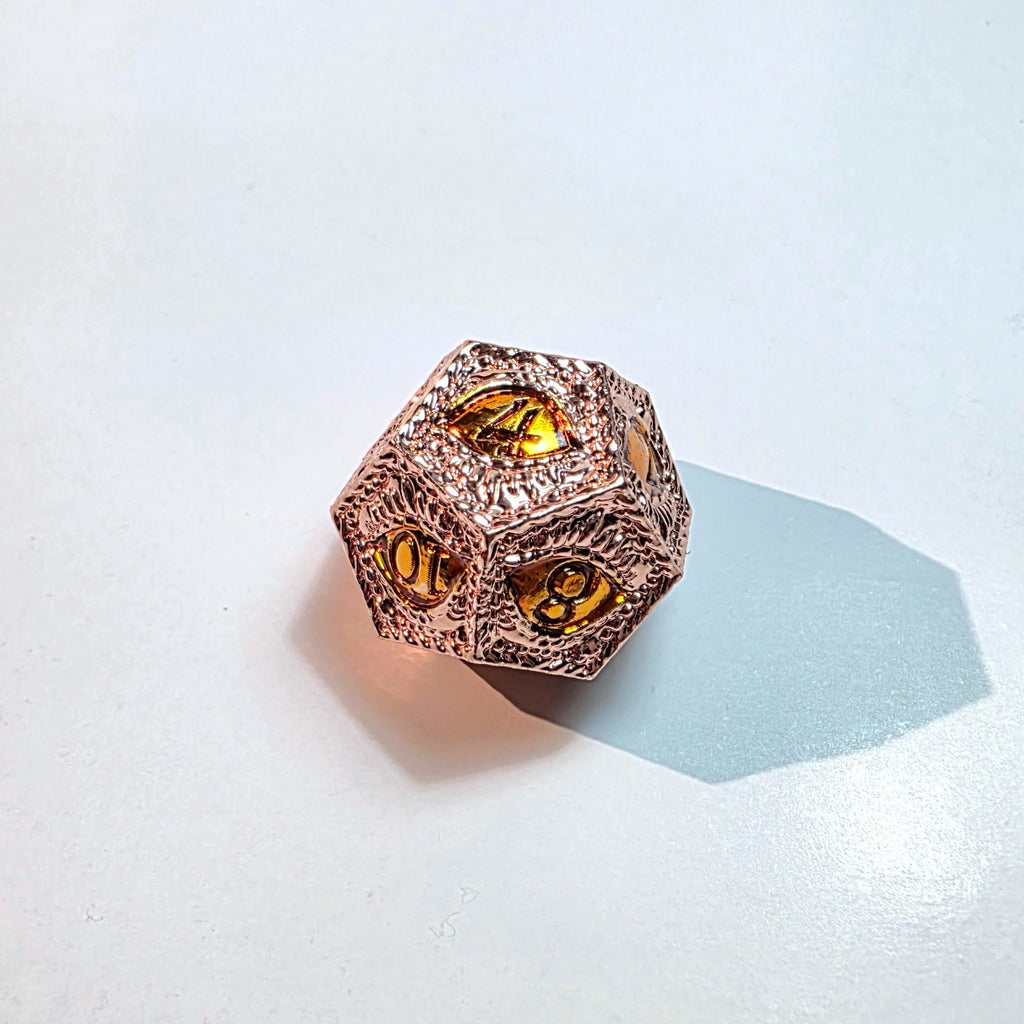 Set di dadi in metallo pieno color oro rosa con occhio d'ambra