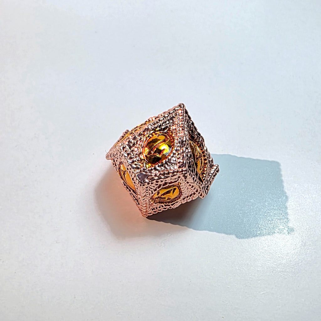 Set di dadi in metallo pieno color oro rosa con occhio d'ambra