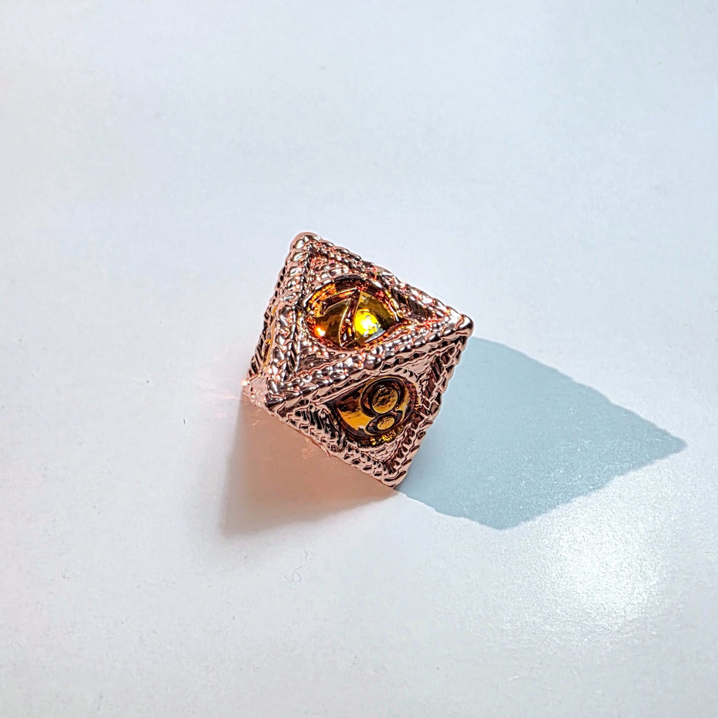 Set di dadi in metallo pieno color oro rosa con occhio d'ambra