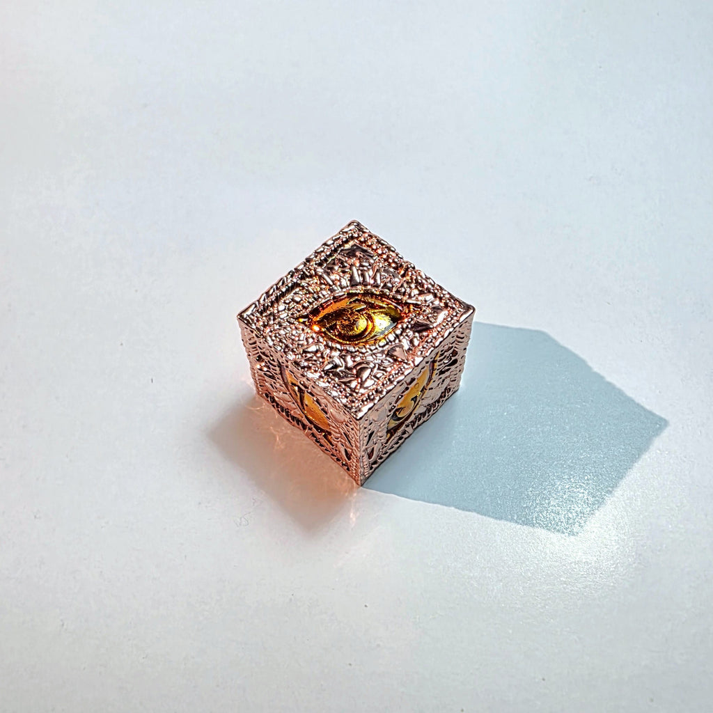 Set di dadi in metallo pieno color oro rosa con occhio d'ambra