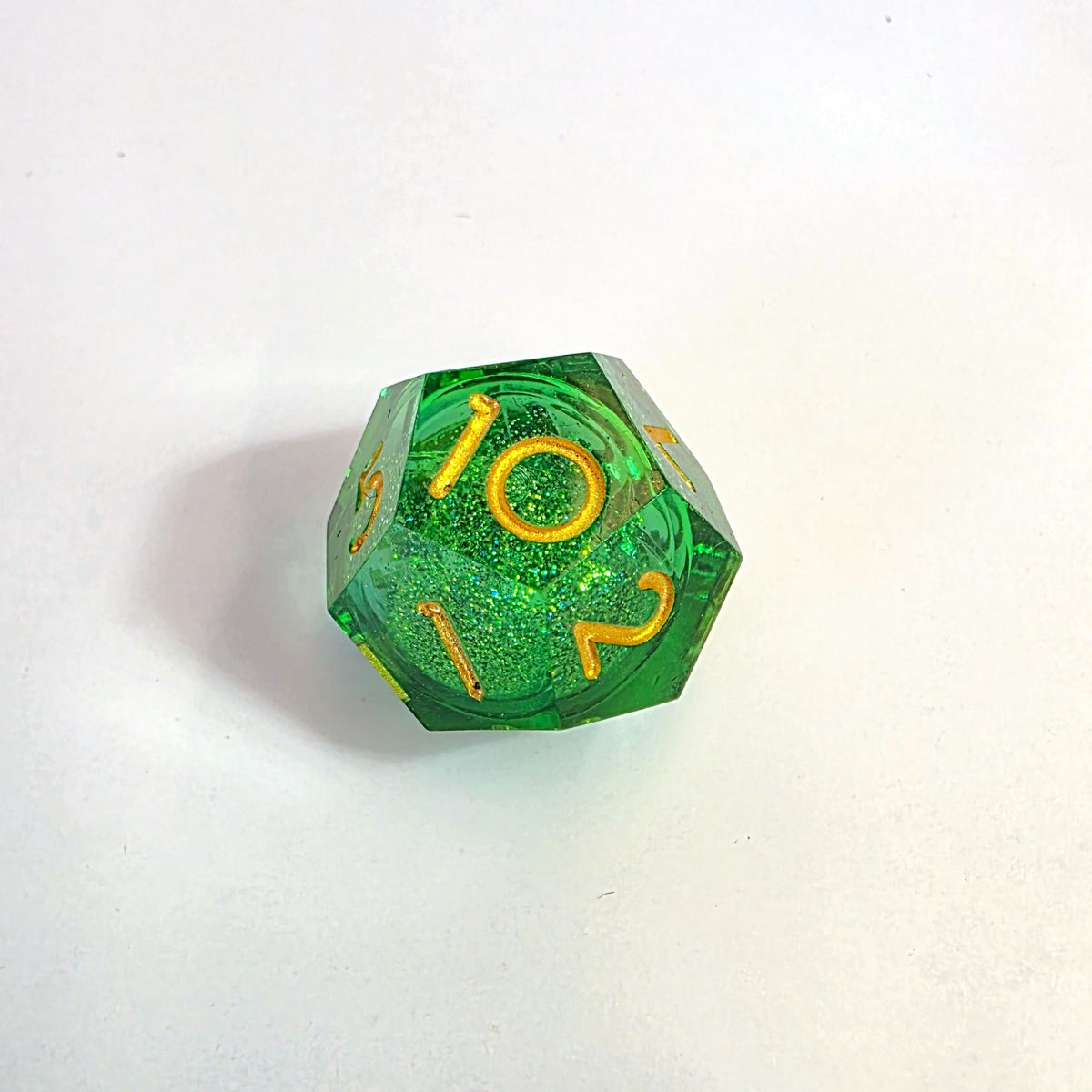 Set di dadi in resina con nucleo liquido verde