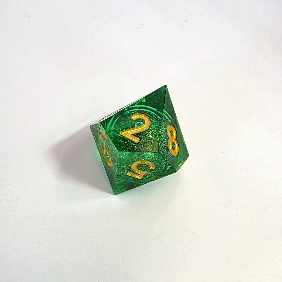 Set di dadi in resina con nucleo liquido verde