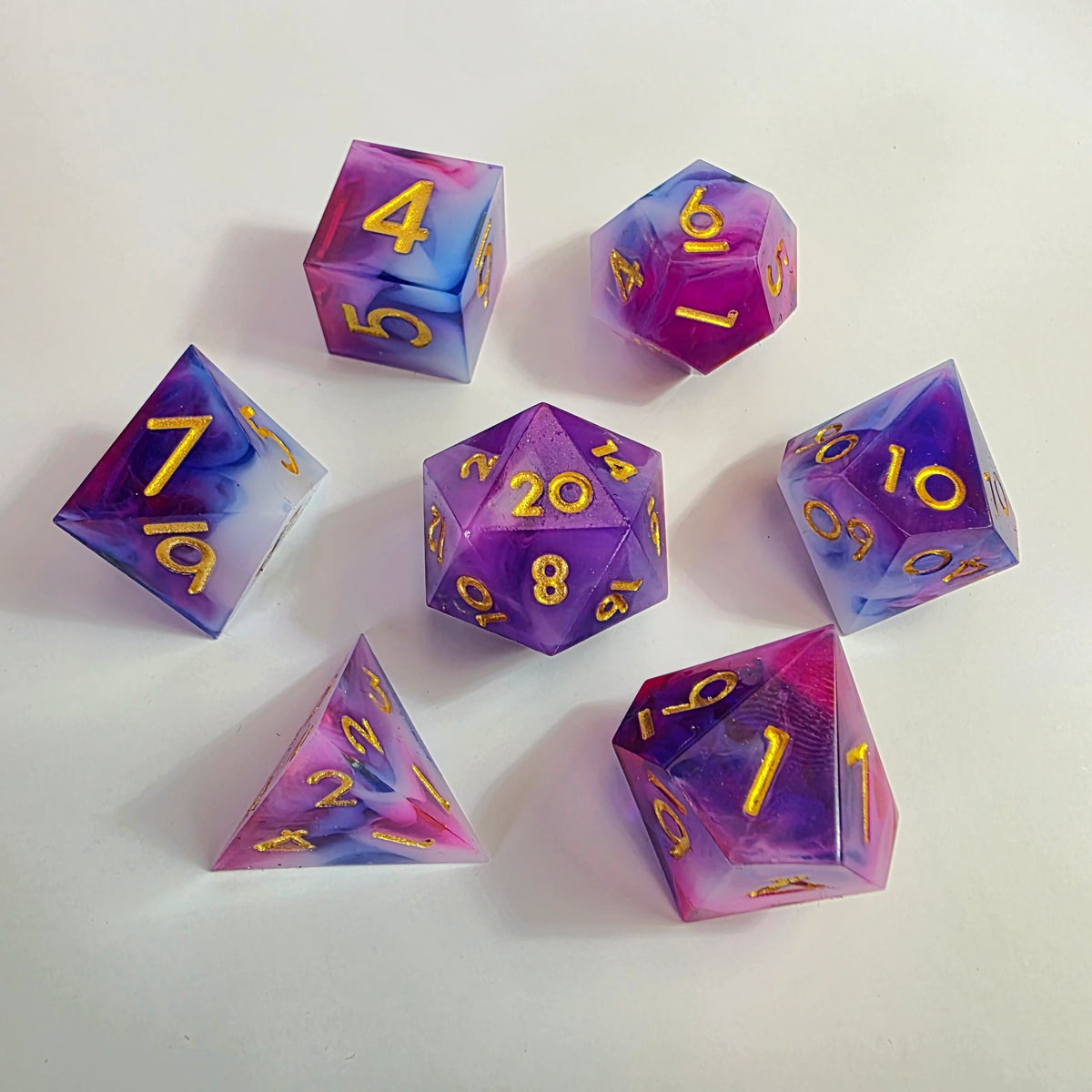 Set di dadi in resina a spigoli vivi con vortice rosa, bianco e blu