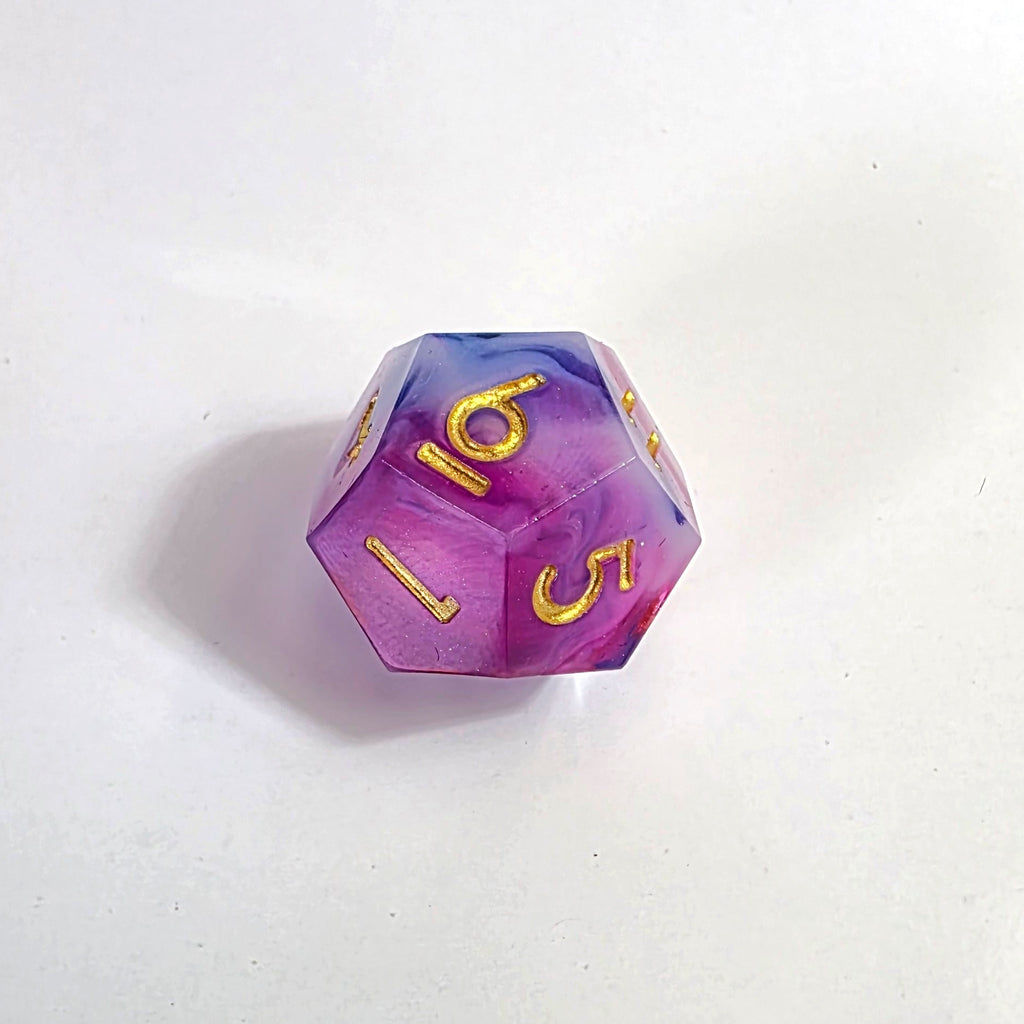 Set de dados de resina de bordes afilados con remolino rosa, blanco y azul