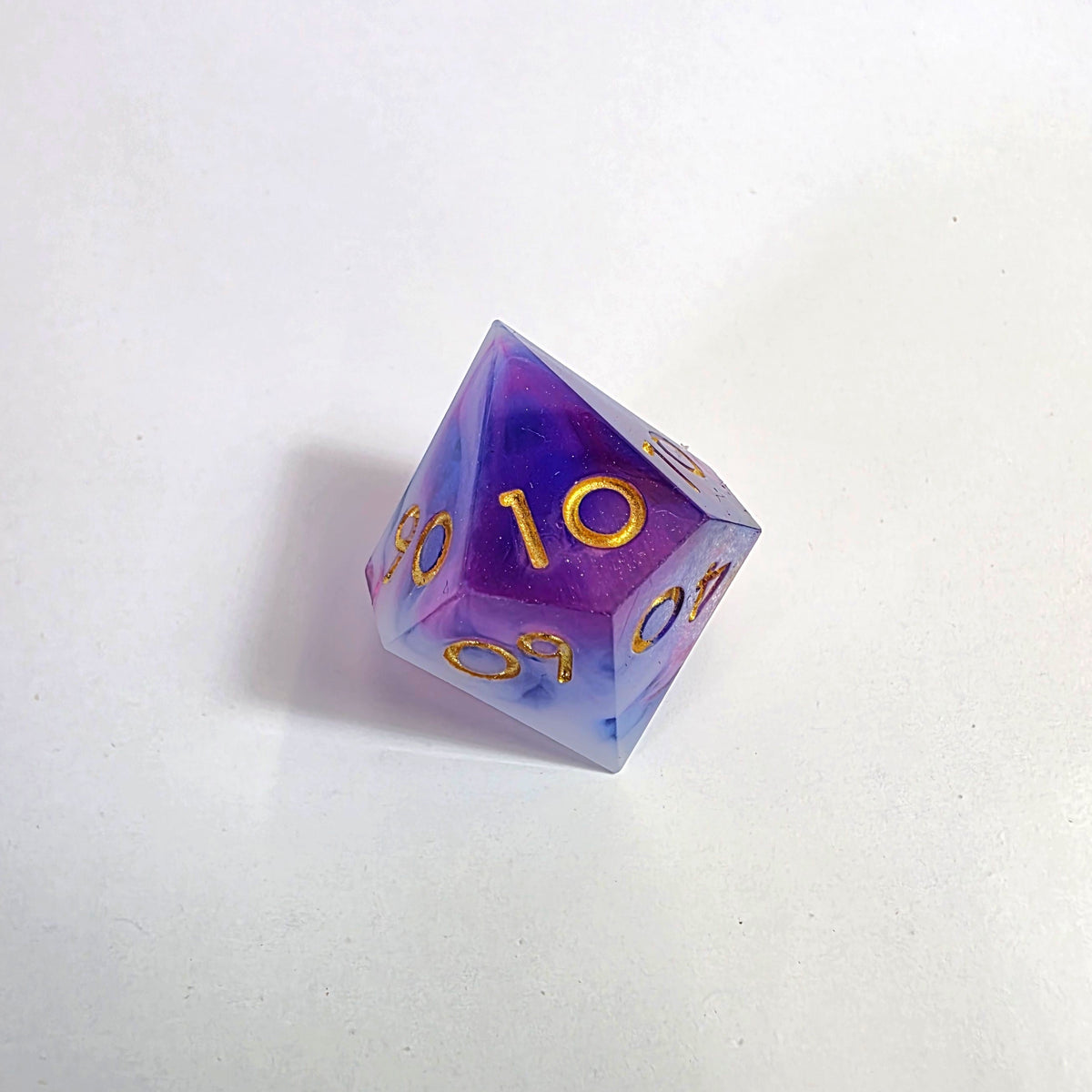 Set di dadi in resina a spigoli vivi con vortice rosa, bianco e blu