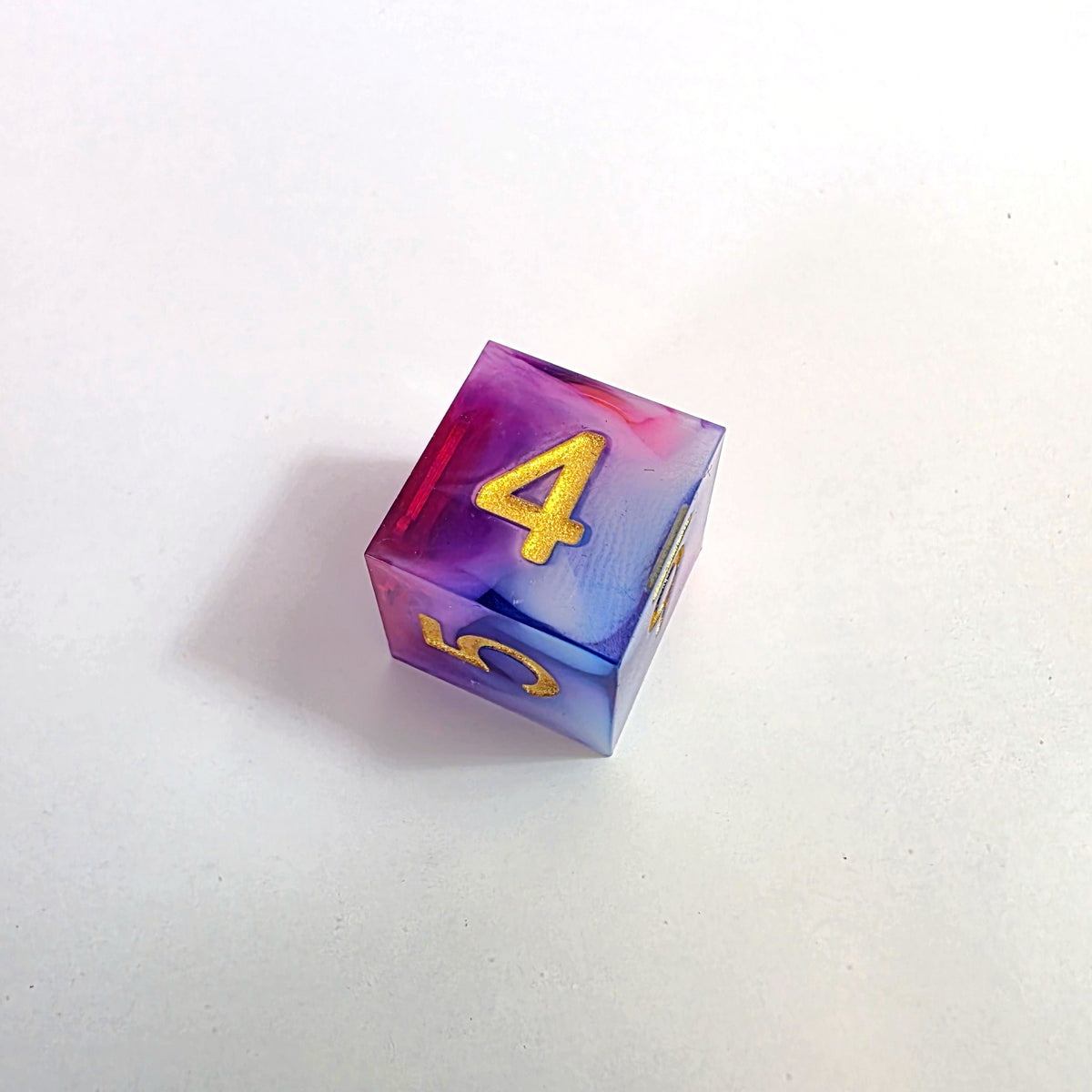 Set de dados de resina de bordes afilados con remolino rosa, blanco y azul