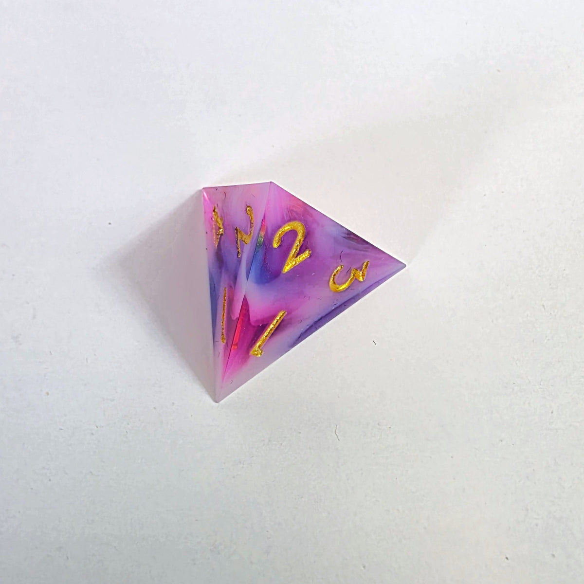 Set de dados de resina de bordes afilados con remolino rosa, blanco y azul