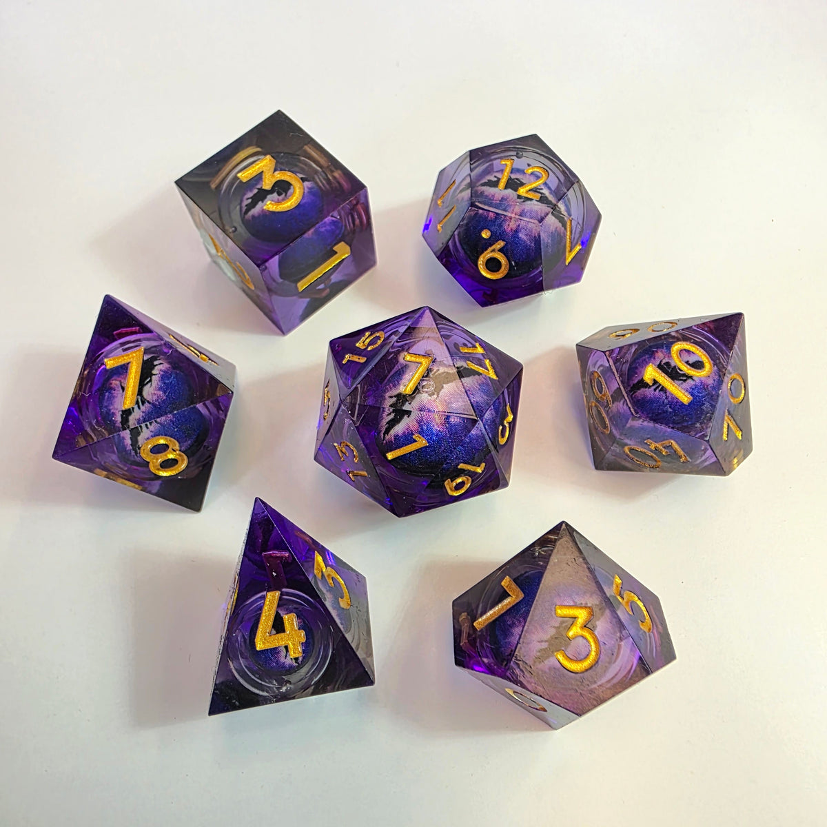 Ensemble de dés en résine à cœur liquide « Œil de dragon violet »
