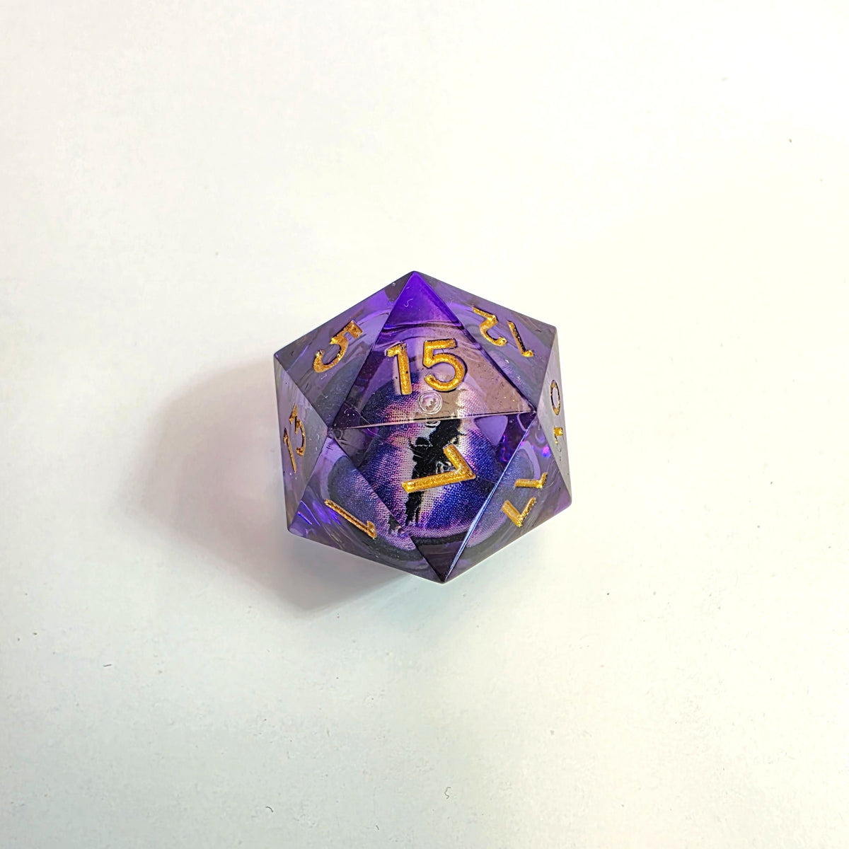 Ensemble de dés en résine à cœur liquide « Œil de dragon violet »